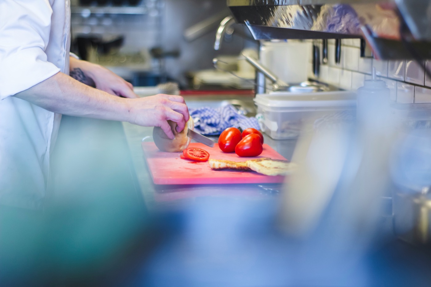Préparation en cuisine avec planche à découper dédiée, bonnes pratiques d'hygiène