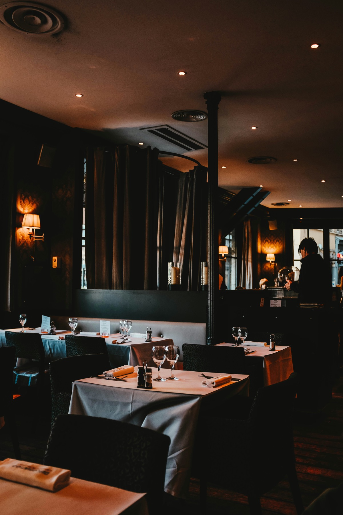 Salle de restaurant accueillante, prête pour le service