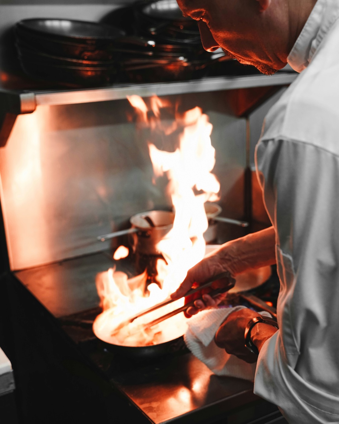 Cuisson au feu vif en cuisine, illustrant les risques professionnels à évaluer