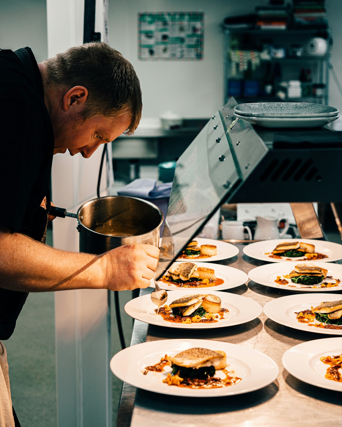 Chef dressant des assiettes avec précision