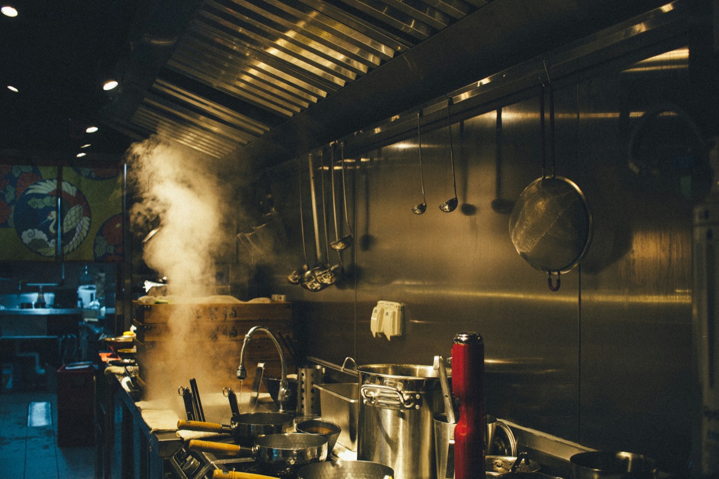 Cuisine professionnelle avec ustensiles suspendus