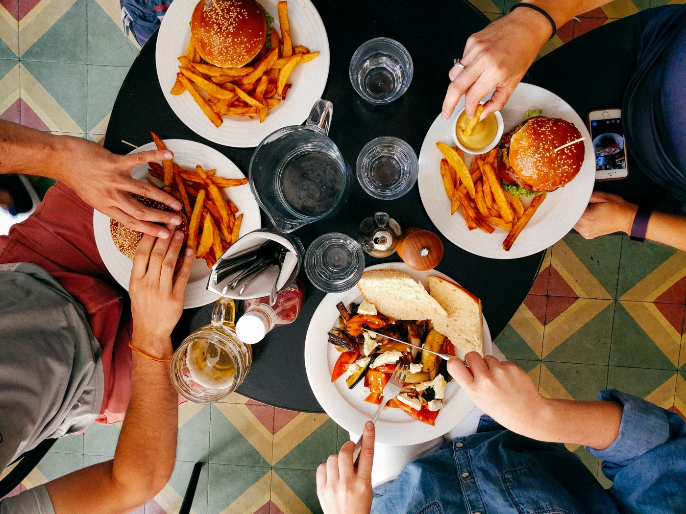 Repas partagé en salle, illustrant l'accueil et le service client