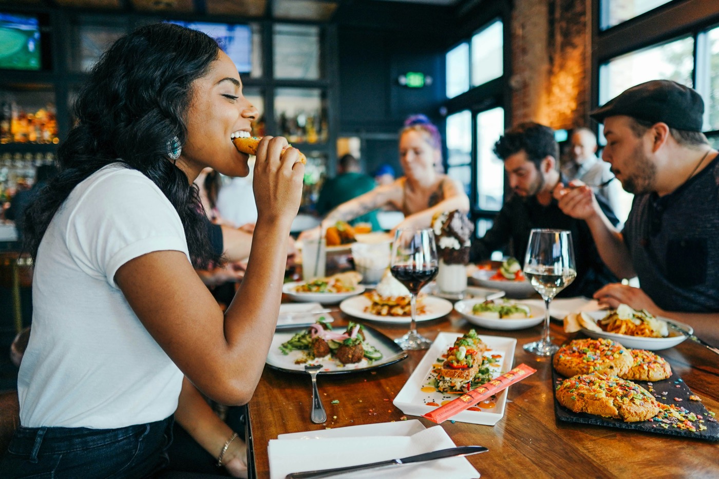 Clients profitant d'un repas dans un restaurant